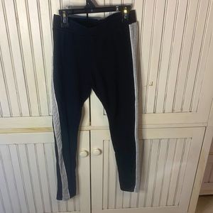 Black leggings with a grey stripe